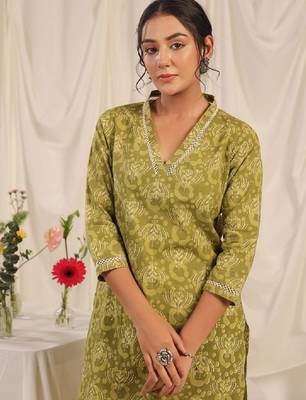 Women floral printed thread work kurta 2