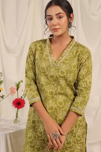 Women floral printed thread work kurta