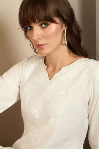 Ethnic motifs embroidered straight kurtas