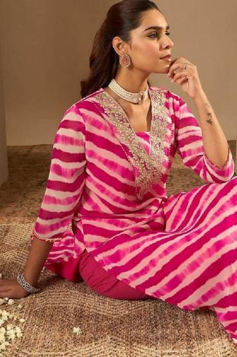 Leheriya embroidered straight kurta