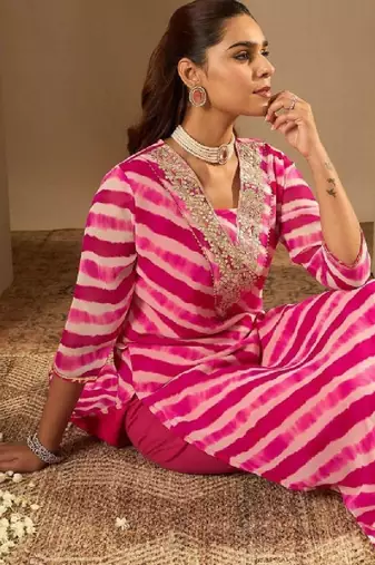 Leheriya embroidered straight kurta