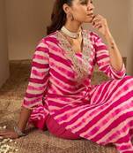 Leheriya embroidered straight kurta