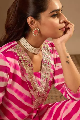 Leheriya embroidered straight kurta