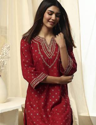 Floral embroidered scoop neck a-line kurta 2