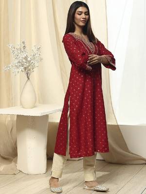 Floral embroidered scoop neck a-line kurta 3