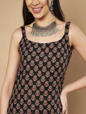 Womens black floral printed straight cotton square neck sleeveless kurta 2