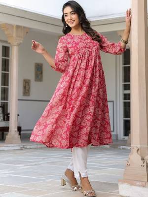 Women dark pink chiffon lurex floral printed flared kurta 3