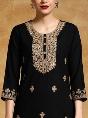 Women printed thread work floral kurta 2