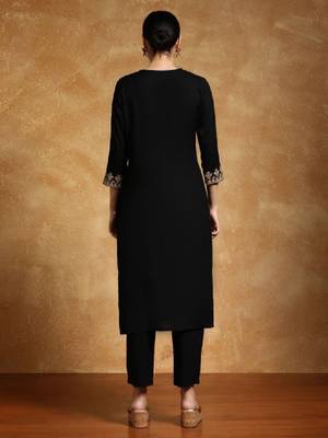 Women printed thread work floral kurta 3