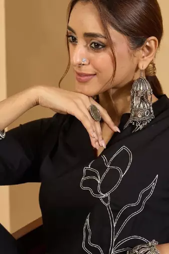 Women floral embroidered v-neck kurta
