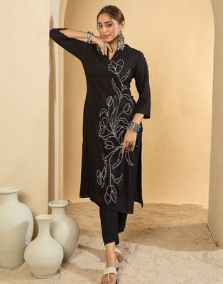 Women floral embroidered v-neck kurta 2