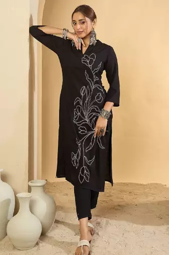 Women floral embroidered v-neck kurta