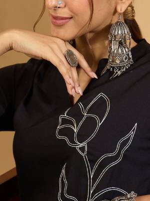 Women floral embroidered v-neck kurta 3
