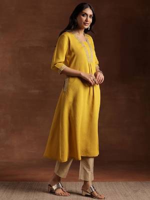 Women floral yoke embroidered floral kurta 3