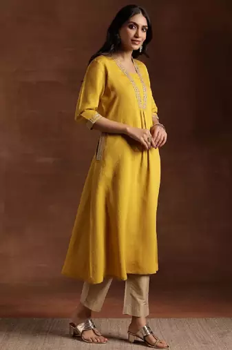 Women floral yoke embroidered floral kurta