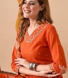 Women floral printed v-neck regular sleeves kurta