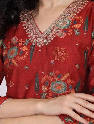 Women floral embroidered sequinned kurta 2