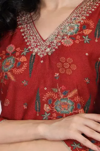 Women floral embroidered sequinned kurta