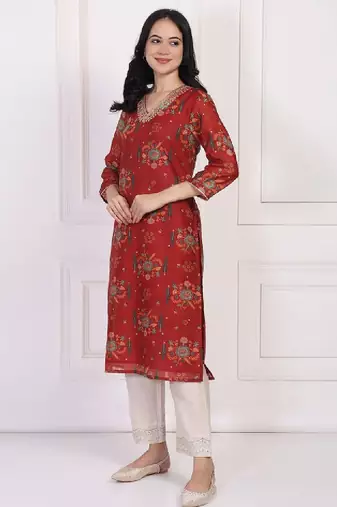 Women floral embroidered sequinned kurta