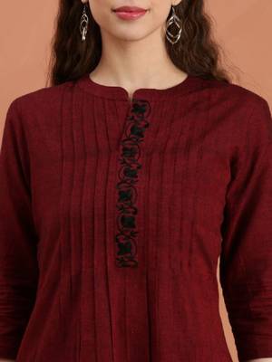 Women embroidered thread work kurta 3