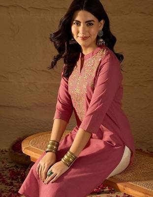 Women ethnic motifs embroidered thread work kurta 1