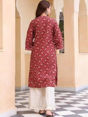 Women printed thread work kurta 3