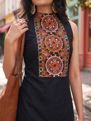 Women ethnic motifs embroidered mirror work kurta 2