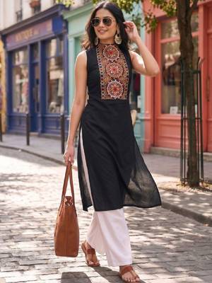 Women ethnic motifs embroidered mirror work kurta 3