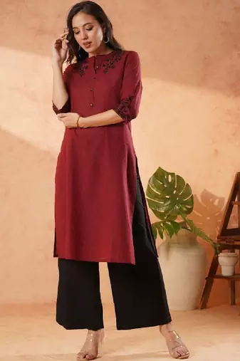 Women ethnic motifs embroidered kurta
