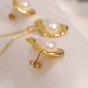 Pearl heart pendant necklace set with matching earrings for women 5