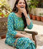 Women floral embroidered thread work kurta