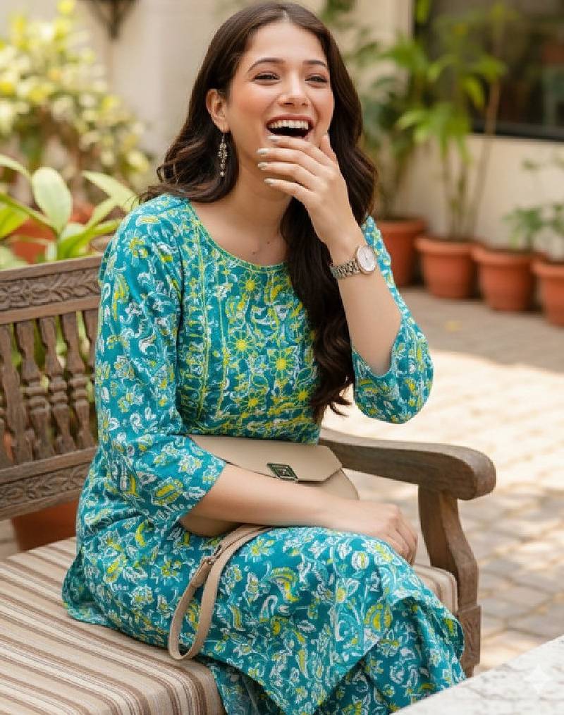 Women floral embroidered thread work kurta
