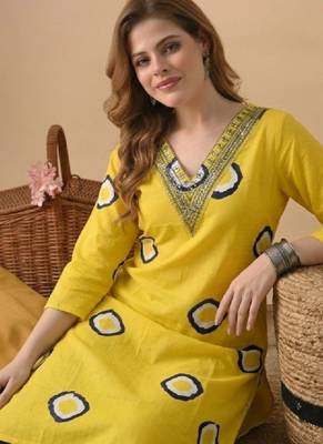 Women embroidered thread work kurta 1