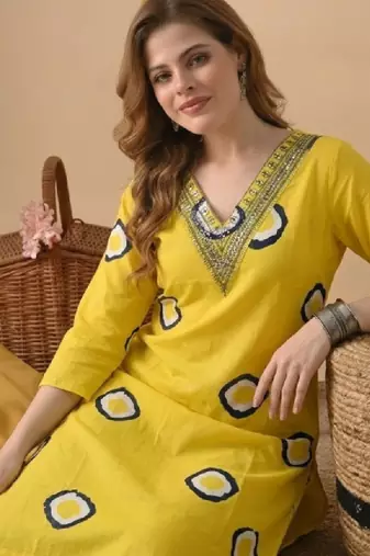 Women embroidered thread work kurta
