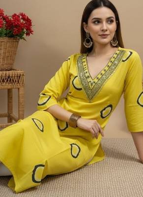 Women embroidered thread work kurta 2