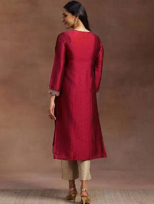 Women ethnic motifs embroidered kurta 2