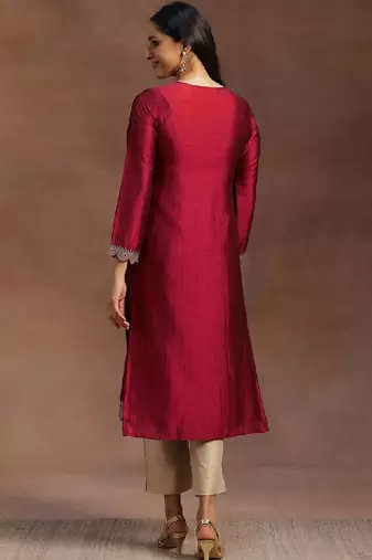 Women ethnic motifs embroidered kurta