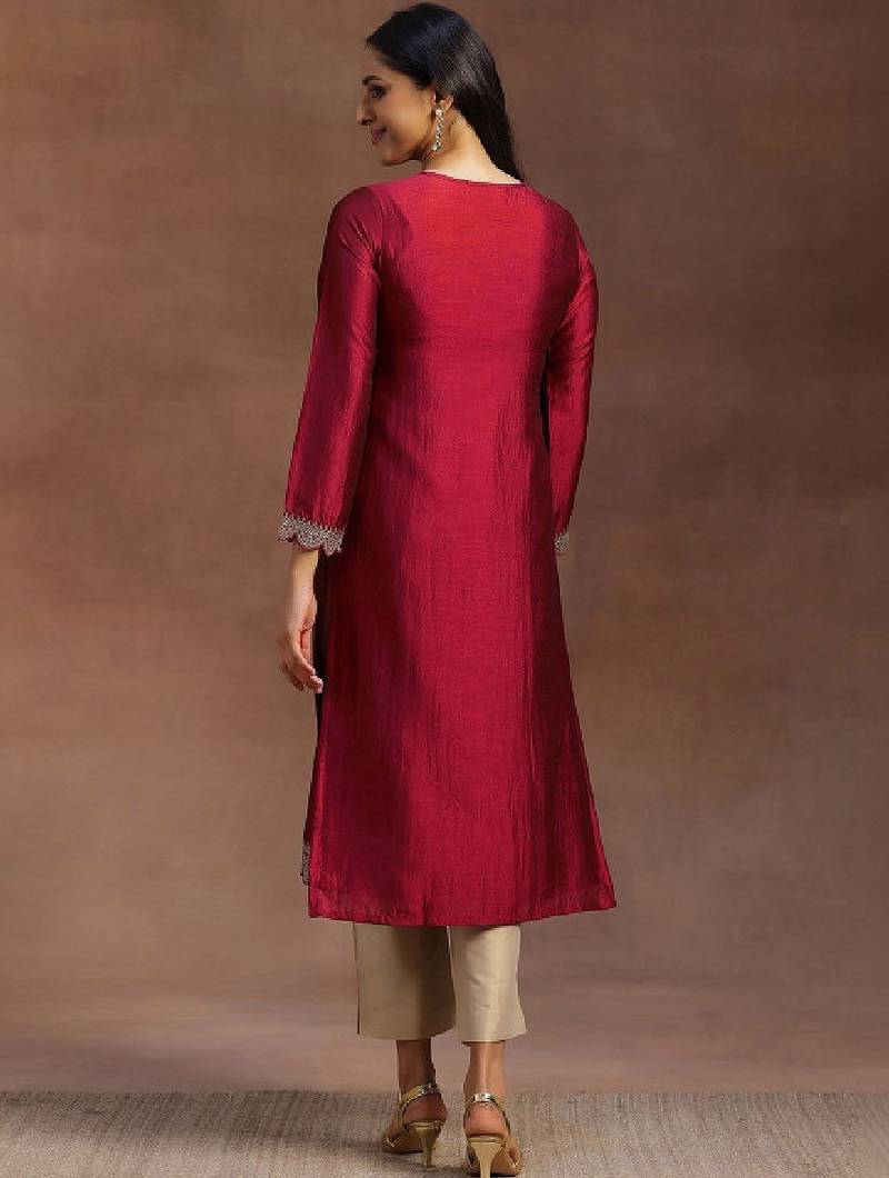 Women ethnic motifs embroidered kurta
