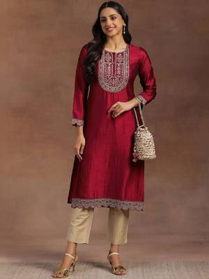 Women ethnic motifs embroidered kurta 3