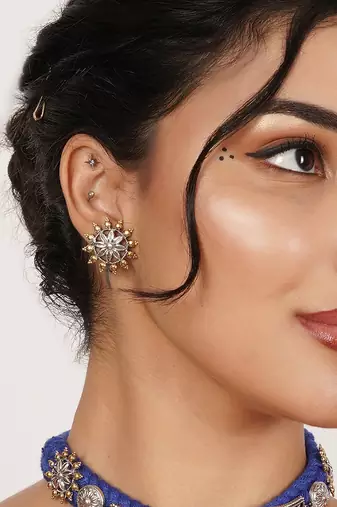 Floral stud earrings