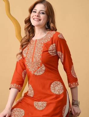 Women embroidered floral kurta 1