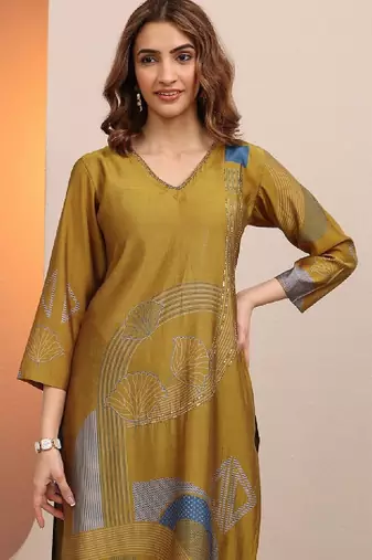 Women geometric printed sequinned kurta