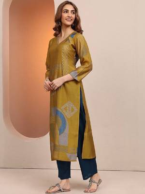 Women geometric printed sequinned kurta 4