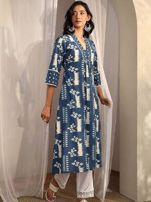 Women ethnic motifs printed indigo kurta 3