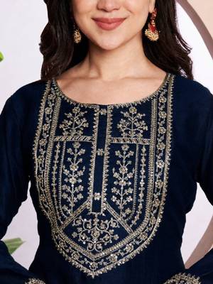 Women ethnic motifs embroidered thread work kurta 3