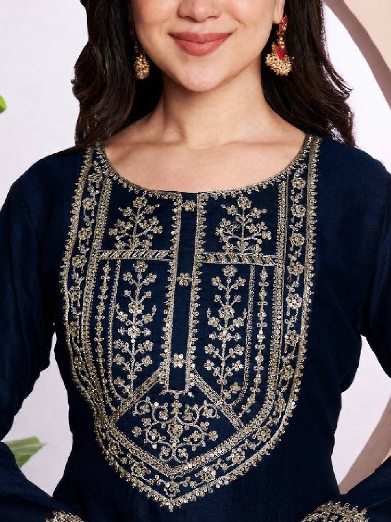 Women ethnic motifs embroidered thread work kurta