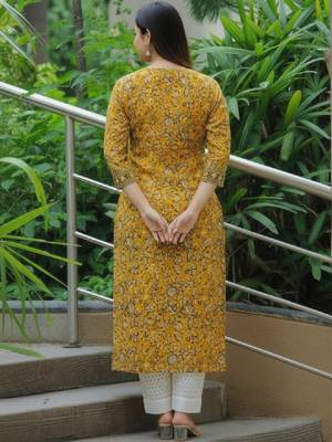 Women floral printed kurta 3