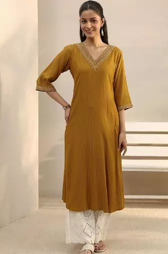 Women embroidered thread work kurta