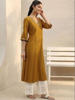 Women embroidered thread work kurta 3