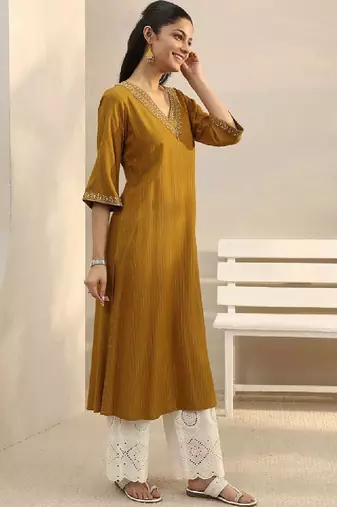 Women embroidered thread work kurta